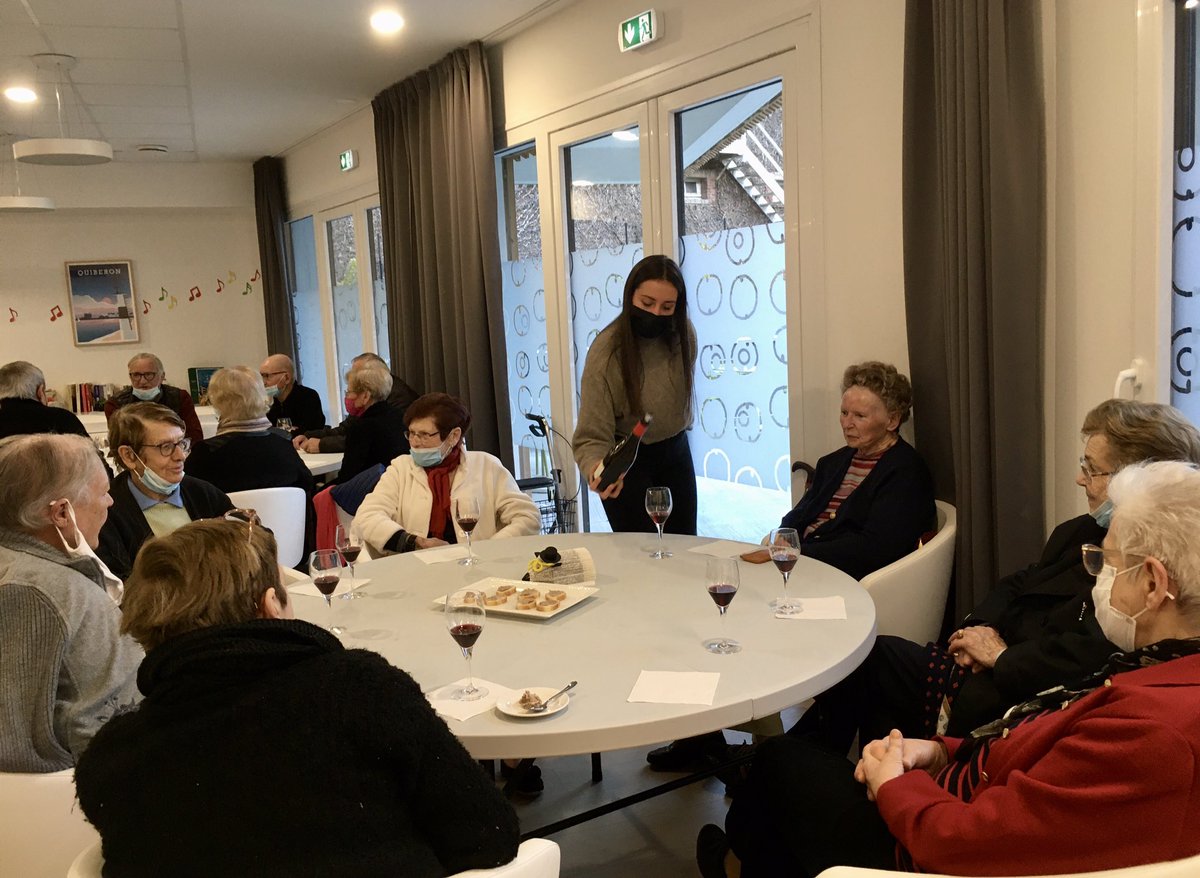 SenMordelles35's tweet photo. On fête le Beaujolais à @SenMordelles35 cette après-midi, dégustation de vins par Benoit notre partenaire caviste qui explique et conseille nos résidents @senioriales sur l’accord avec nos bons produits nationaux ! 🍷🧀 #seniors #beaujolaisnouveau2021 #degustation #cavavin https://t.co/cfooPMqhv3