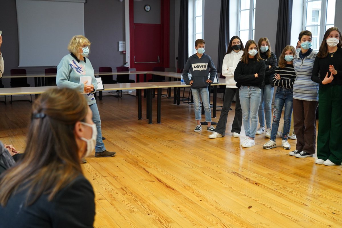 acpoitiers's tweet photo. #25novembre | à #Rochefort, des échanges très riches entre la rectrice @BndicteRobert et les élèves de 3ème du @clgpierreloti, sur les stéréotypes, #EgaliteFH
et #violencesfaitesauxfemmes 

#NeRienLaisserPasser https://t.co/XIQevX3pFK