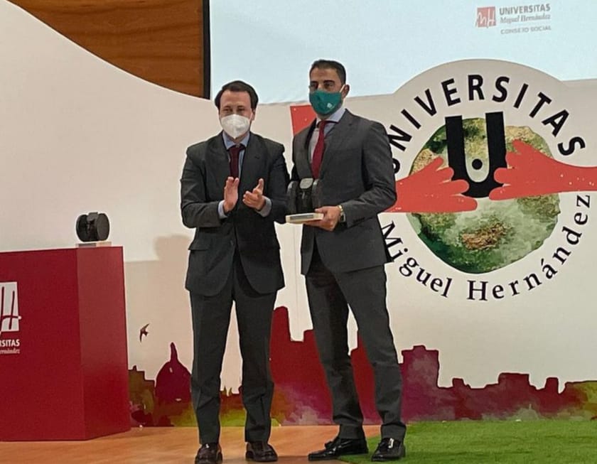 AparicioDamaso's tweet photo. Ha sido un honor recoger en nombre del @AytoOrihuela el premio del Consejo Social de la @UniversidadMH por la mejora y conservación de nuestro Palmeral.
Gracias a la cátedra Palmeral d'Elx por este reconocimiento.
#TodoPorOrihuela
#EstoFunciona https://t.co/v8IqEOSqlR