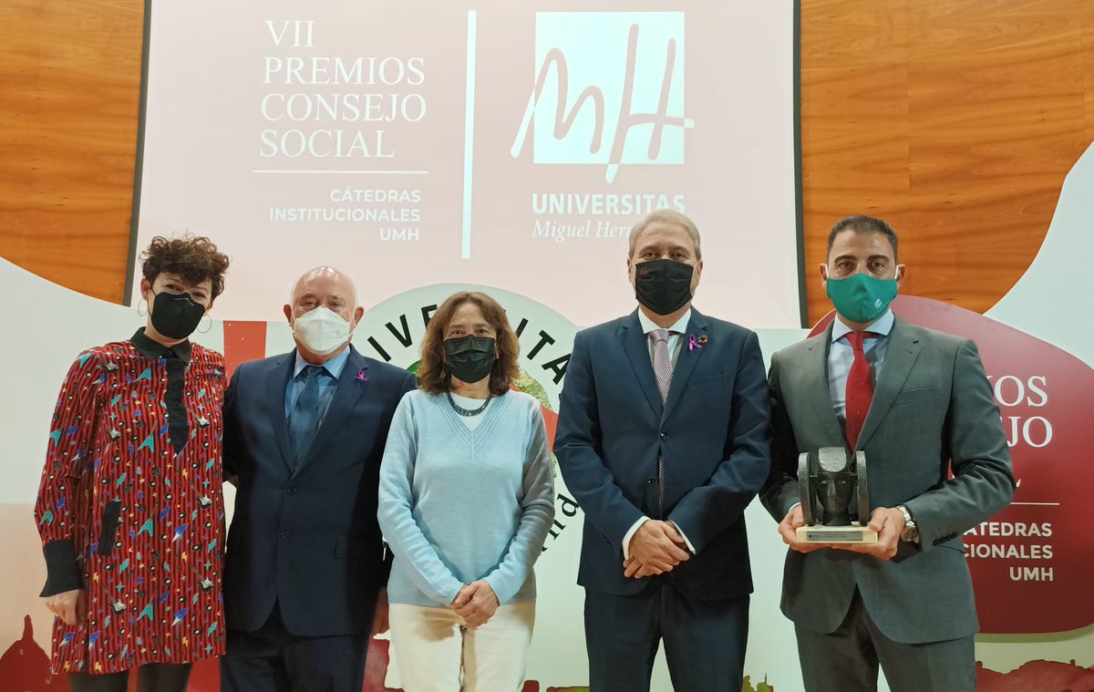 AparicioDamaso's tweet photo. Ha sido un honor recoger en nombre del @AytoOrihuela el premio del Consejo Social de la @UniversidadMH por la mejora y conservación de nuestro Palmeral.
Gracias a la cátedra Palmeral d'Elx por este reconocimiento.
#TodoPorOrihuela
#EstoFunciona https://t.co/v8IqEOSqlR