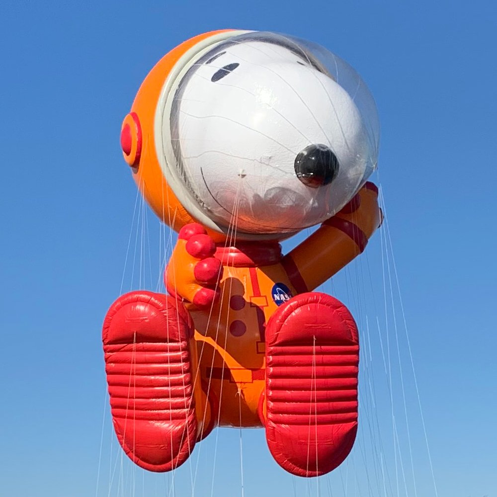 Snoopy's tweet image. Astronaut Snoopy has arrived! #MacysParade