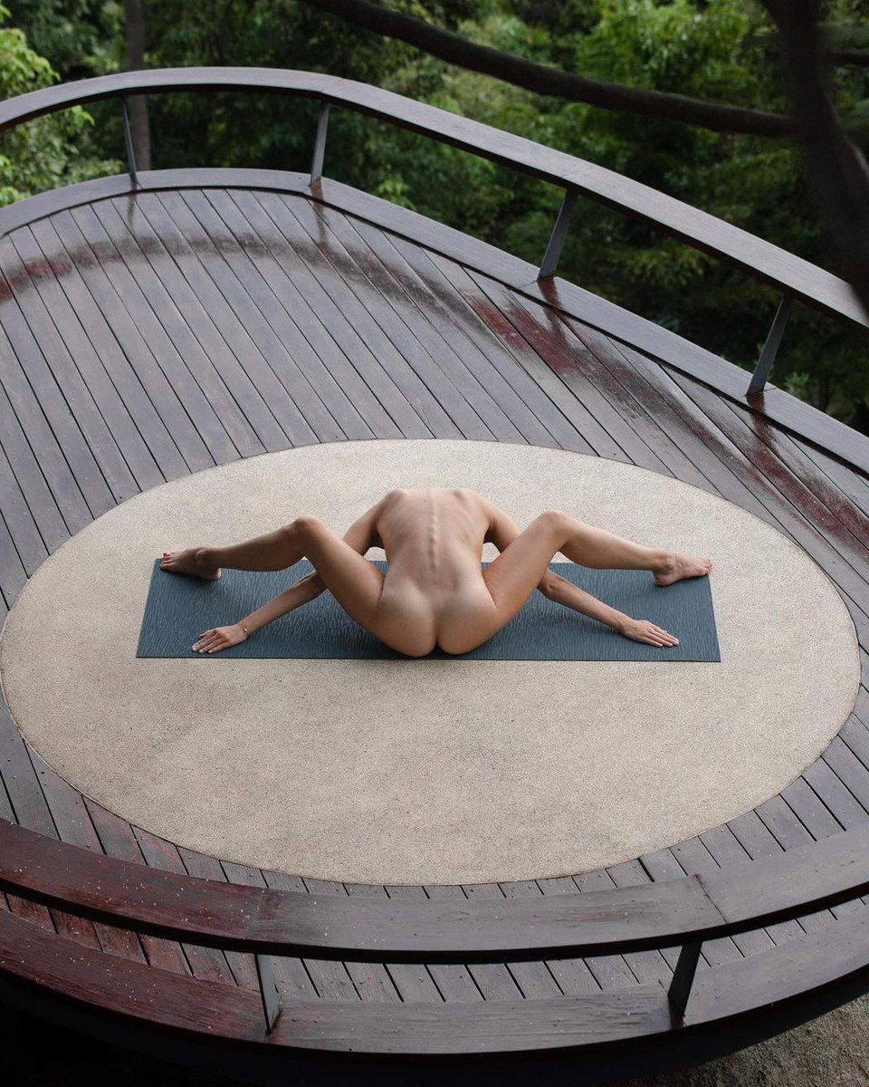 NudeYogaGirl's tweet photo. 34K!! 🎉
Spider pose to celebrate. 🕷️ Does it look like a spider to you? 👇 https://t.co/KH18jO8x9P