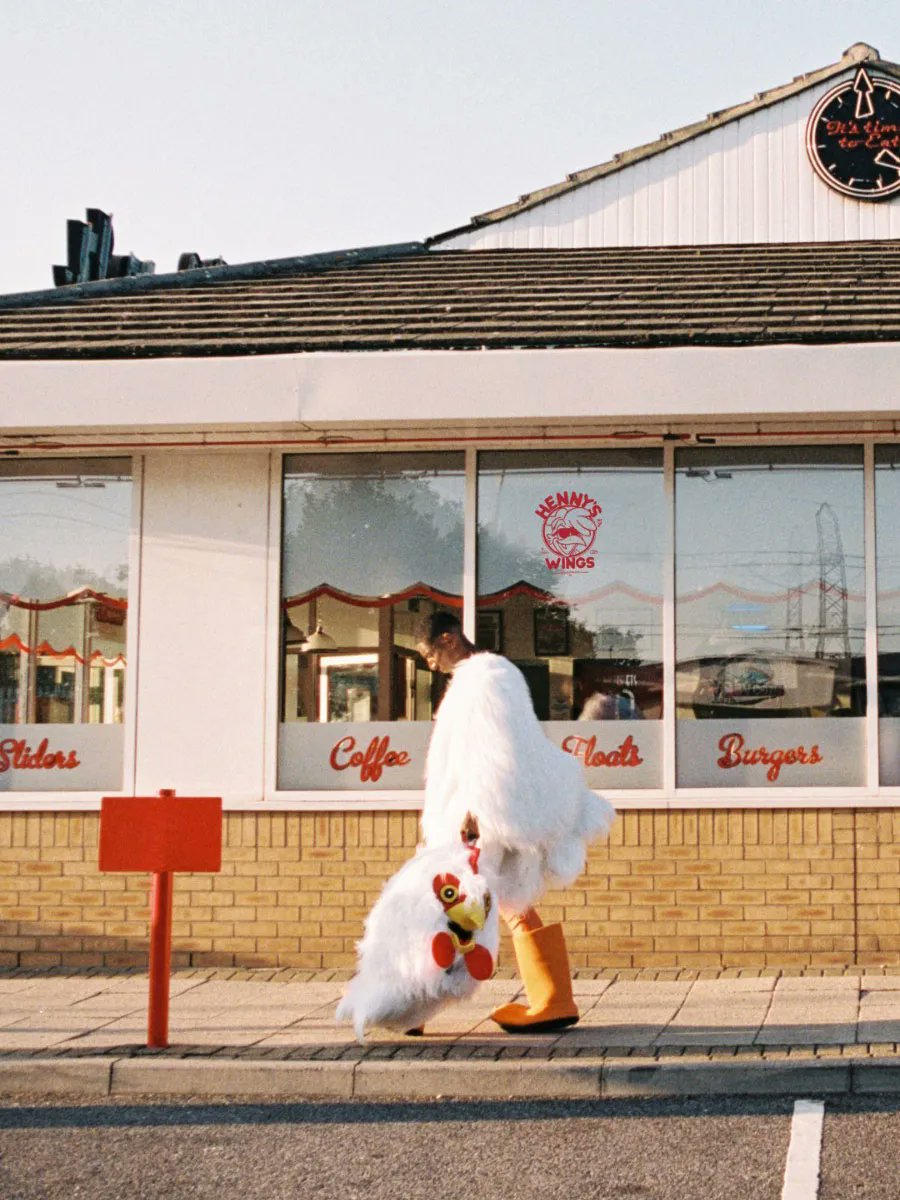 .Samm Henshaw releases his "Chicken Wings" music video, the third instalment of his mini-series proceeding his debut album 

#soul #newmusic @SammHenshaw

newmusi.cc/2Znh2Rx