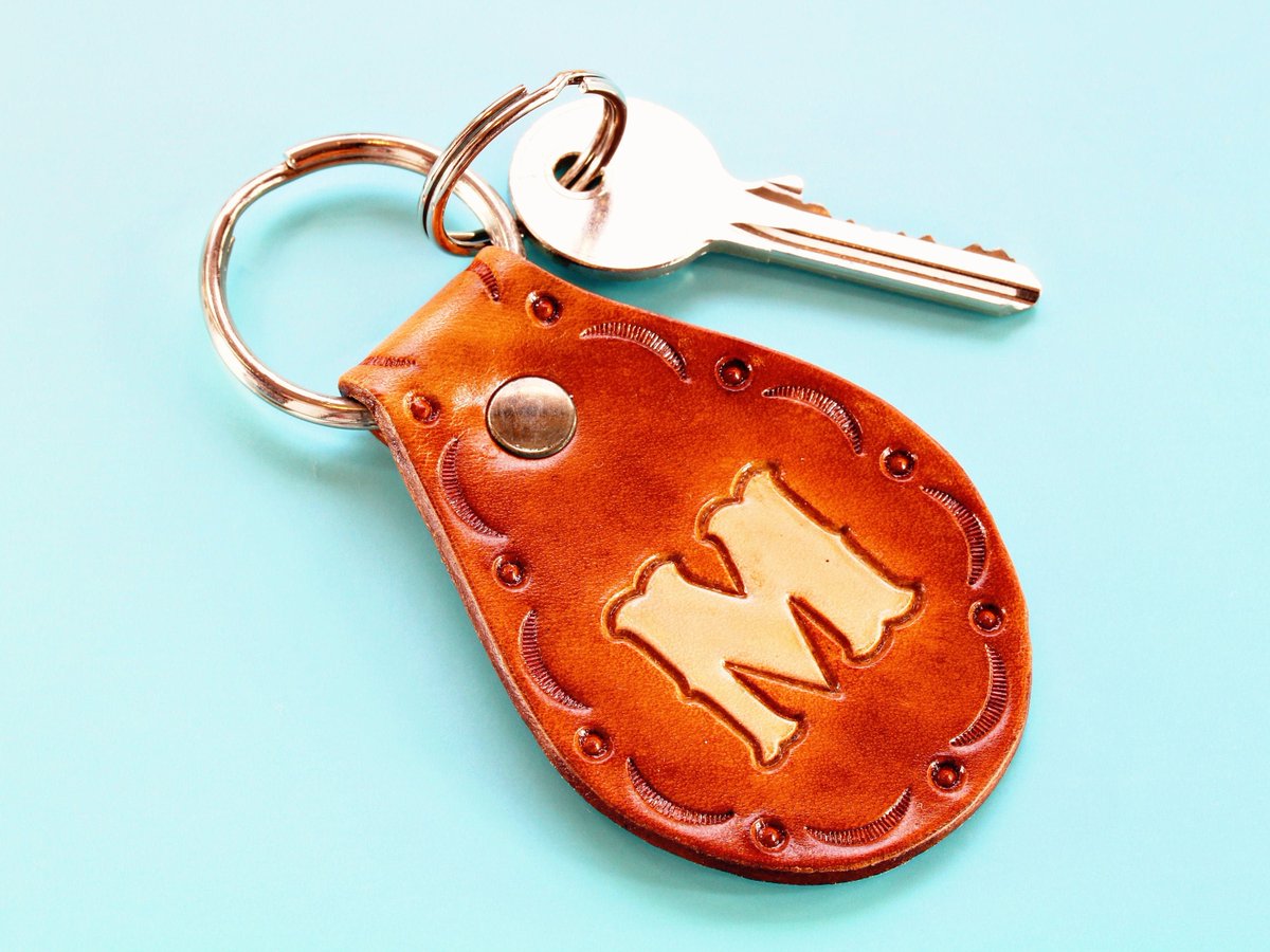 TinasLeather's tweet image. Unique personalised two-tone initial keyring.  etsy.me/3DSmtqH #initialkeychain #leatherkeychain #initial #leatherkeyring #renaechristine #zbesties #handmade  #craftsposure #handmadebusiness #handmadeshop #mycreativebiz #indiebusiness #iloveetsy #handmadeloves