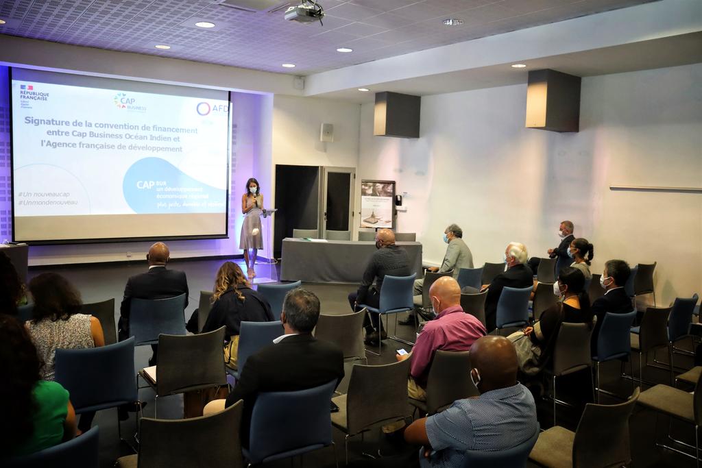 Barde Carlier Severine (@sbardecarlier) on Twitter photo S'#engager aux côtés des #acteurs #privés pour accélérer l'#intégration des #enjeux de soutenabilité #écologique et #sociale, c'est la nouvelle #ambition du #partenariat de l'<a href="/AFD_France/">Agence Française de #Développement (AFD) 🇫🇷 🇪🇺</a> et <a href="/Capbusinessoi/">@Cap Business Océan Indien</a>. <a href="/DubernetMarc/">Marc Dubernet</a> @nicolas_meisel <a href="/JCouriaut/">Julie Couriaut</a> <a href="/APouilles/">André Pouillès-Duplaix</a> <a href="/fakhourylauren1/">fakhoury laurent</a> S'#engager aux côtés des #acteurs #privés pour accélérer l'#intégration des #enjeux de soutenabilité #écologique et #sociale, c'est la nouvelle #ambition du #partenariat de l'<a href="/AFD_France/">Agence Française de #Développement (AFD) 🇫🇷 🇪🇺</a> et <a href="/Capbusinessoi/">@Cap Business Océan Indien</a>. <a href="/DubernetMarc/">Marc Dubernet</a> @nicolas_meisel <a href="/JCouriaut/">Julie Couriaut</a> <a href="/APouilles/">André Pouillès-Duplaix</a> <a href="/fakhourylauren1/">fakhoury laurent</a>