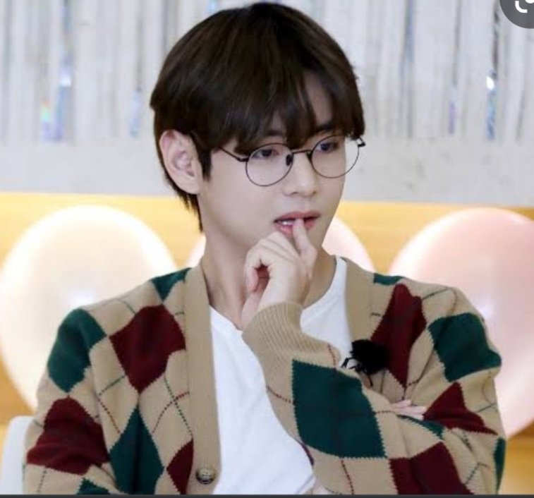 Unieningrum1's tweet photo. 당신의 관심을 끌기가 어렵다는 것이 밝혀졌습니다. 당신이보고 있다면 저에게 대답하십시오 감사합니다 🥲💜 #vbts https://t.co/Z6pzuJXfDu
