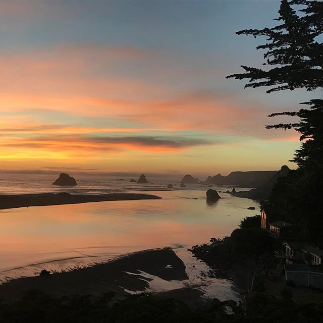 RiversEndJenner's tweet photo. Today, we're thankful for our health, our community, good food and drinks, and of course, these #JennerCA views. ๐
Wishing you and yours a very Happy Thanksgiving from the #RiversEndJenner family! โจ #SonomaCoast https://t.co/oUiLLWtYpN