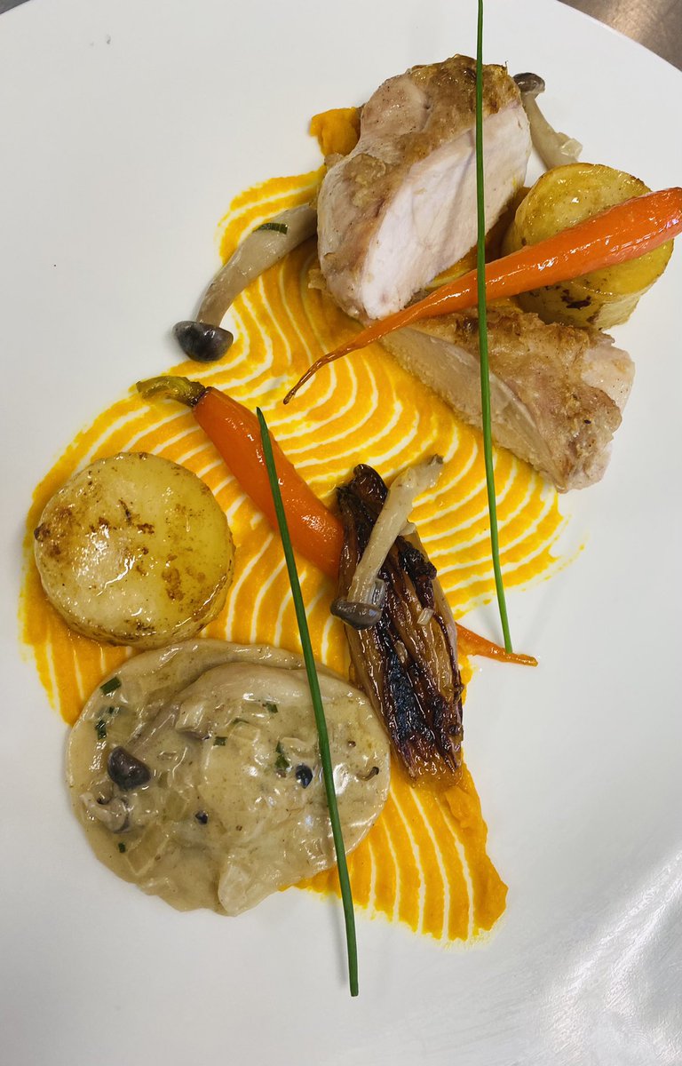 DaveCam130379's tweet photo. @HopwoodChef @hopwoodhall level 3 students getting creative in class, #food #college #tasty https://t.co/U1MOV7H6F1