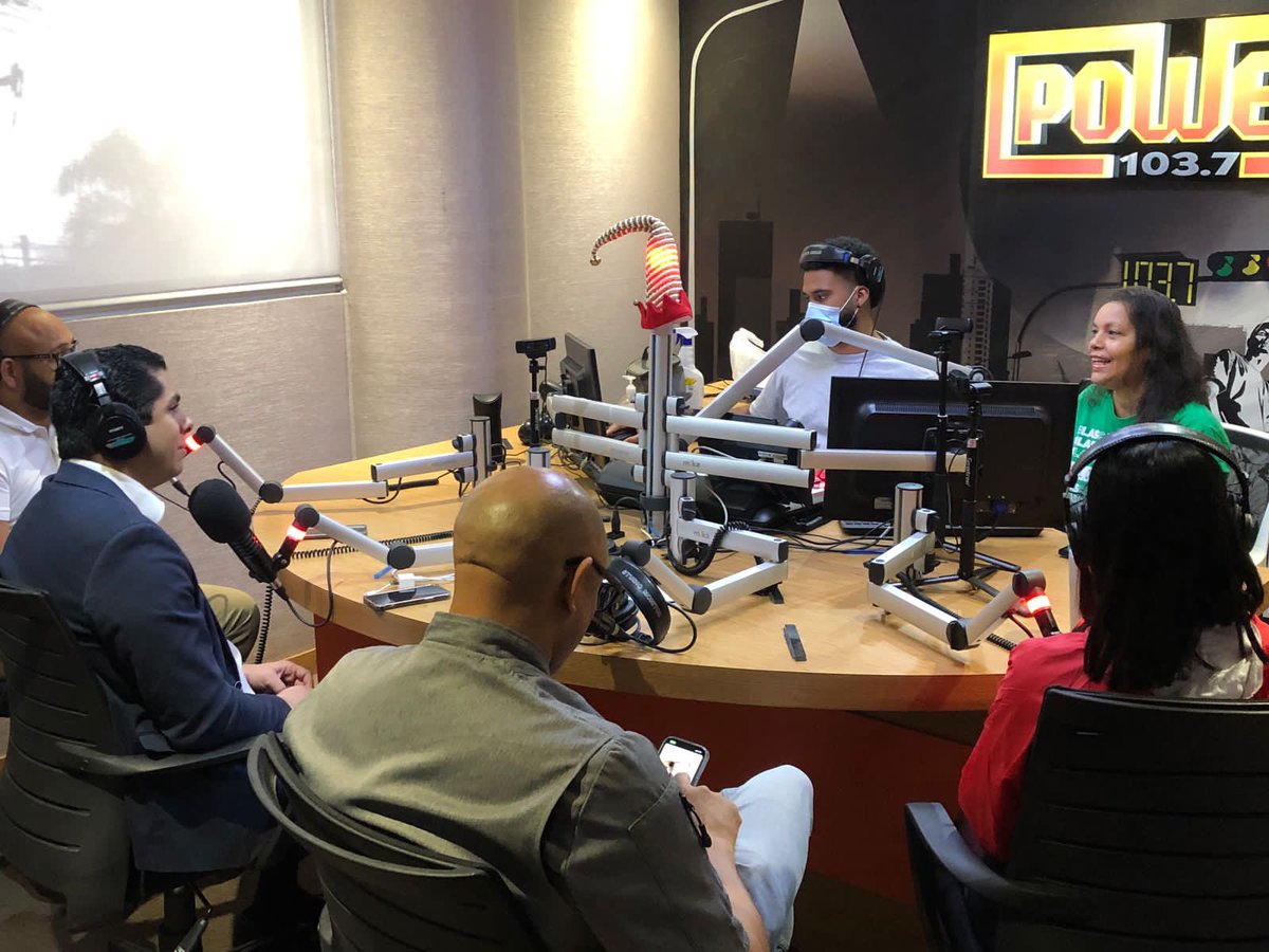 TeatroGULOYA's tweet photo. Nuestra visita de hoy al programa radial @Puntodepartidar . Gracias por recibirnos y por las atenciones brindadas. Al equipo de producción y a los entrevistadores! Agradecidos!!! 
.
Las puertas de nuestro teatro estarán abiertas siempre para ustedes! 🎭❤️ https://t.co/iWVZjJxMqI
