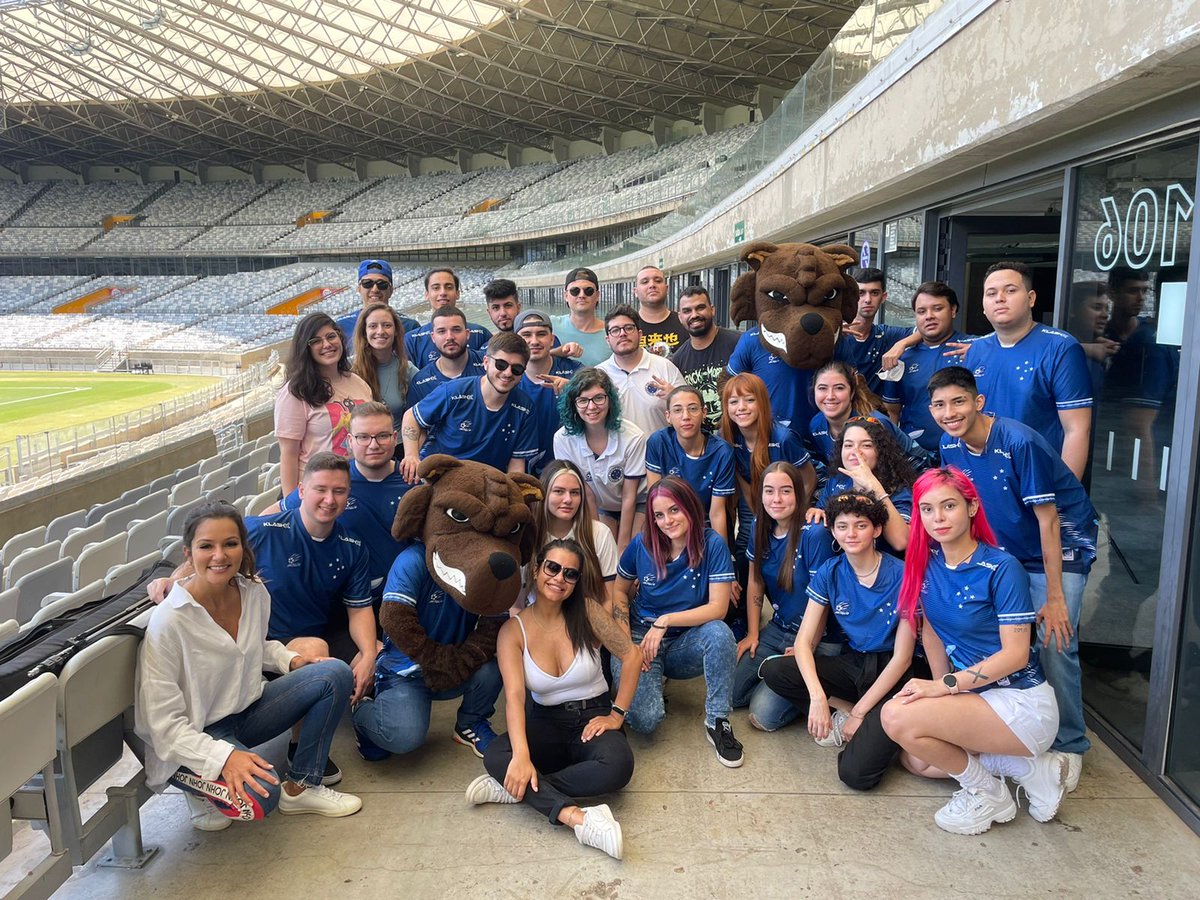 Cruzeiro's tweet image. 🦊💙 Nesta quinta, nossas equipes do @CruzeiroEsports visitaram o Mineirão e se encontraram com os nossos mascotes!

Nossa equipe já está com presença garantida para a despedida do Sóbis e do Ariel Cabral. 

Quem mais vai? Partiu Mineirão, Nação Azul! 💙

📸 Divulgação/Cruzeiro