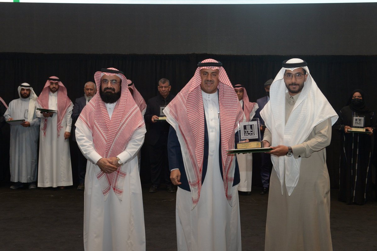 saeedent1's tweet photo. تم تكريمي من قبل معالي رئيس الجامعة أ.دفالح بن رجاء الله السلمي بجائزة التميز العلمي للطلاب على مستوى #جامعة_الملك_خالد
#kku
كل الشكر  للقائد والقدوة @Ibradontia أ.د ابراهيم الشهراني على دعمه وتشجيعه ولا انسى وكيل الكلية للجودة والتطوير د.عبدالعزيز الشهراني على ماقدمه
@KKU_Dental https://t.co/6dJNVVCWyG