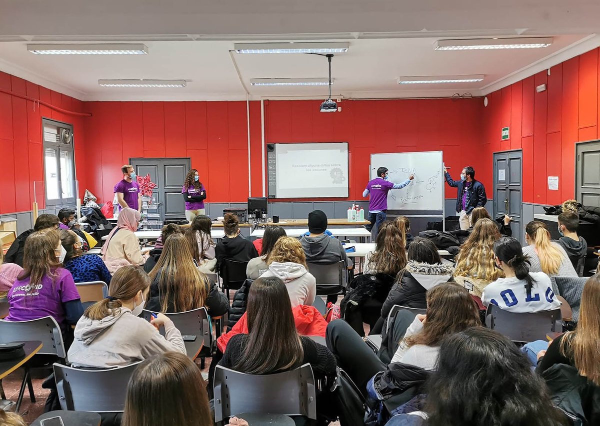 IlerCOVID's tweet photo. Que bé ens ho hem passat a l'@InsMollerussa! 😃
Gràcies al suport de l'@IceUdl, avui hi hem fet una xerrada #educativa per a més de 70 estudiants en la qual hem pogut desmentir alguns dels mites sobre les #vacunes de la #COVID19. 💉
Ha estat un debat fantàstic! 👏🗣️ #SC21CAT https://t.co/zl1hkkfZNz