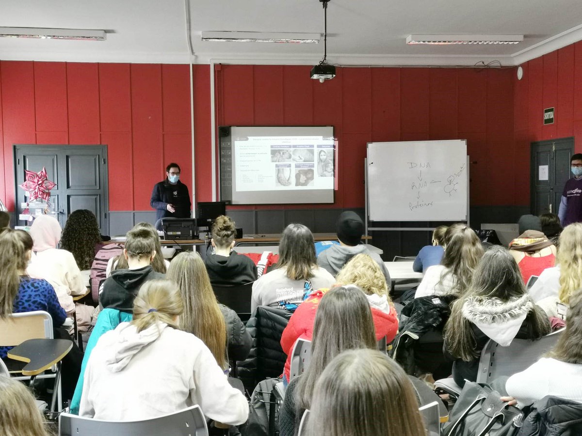 IlerCOVID's tweet photo. Que bé ens ho hem passat a l'@InsMollerussa! 😃
Gràcies al suport de l'@IceUdl, avui hi hem fet una xerrada #educativa per a més de 70 estudiants en la qual hem pogut desmentir alguns dels mites sobre les #vacunes de la #COVID19. 💉
Ha estat un debat fantàstic! 👏🗣️ #SC21CAT https://t.co/zl1hkkfZNz