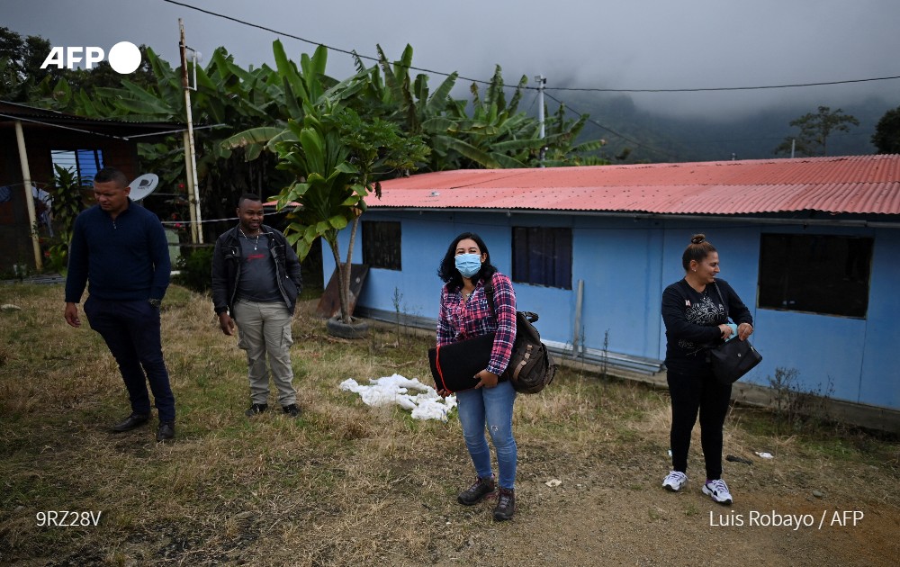 Agence France-Presse (@afpfr) on Twitter photo 🇨🇴 Cinq ans après la signature des accords de paix ayant mis fin à la guerre en Colombie, d'anciens combattants de la guérilla marxiste vivent reclus, par peur des assassinats, dans les montagnes où ils ont longtemps combattu <a href="/unacuentadenada/">Sebastian Serrano</a> ⤵️
u.afp.com/wwet #AFP 🇨🇴 Cinq ans après la signature des accords de paix ayant mis fin à la guerre en Colombie, d'anciens combattants de la guérilla marxiste vivent reclus, par peur des assassinats, dans les montagnes où ils ont longtemps combattu <a href="/unacuentadenada/">Sebastian Serrano</a> ⤵️
u.afp.com/wwet #AFP