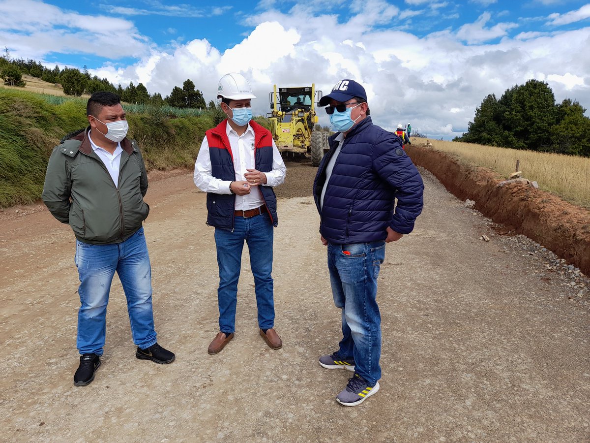 BoyparaVivirla's tweet photo. Las obras que tienen un avance del 12% de ejecución y cuentan con la supervisión @seifraboy, fueron revisadas en compañía de los alcaldes de #Cuítiva  Segundo Toca y el alcalde de #Iza, Róbinson Salamanca, el contratista e interventoría. https://t.co/kvyWZY5GFE