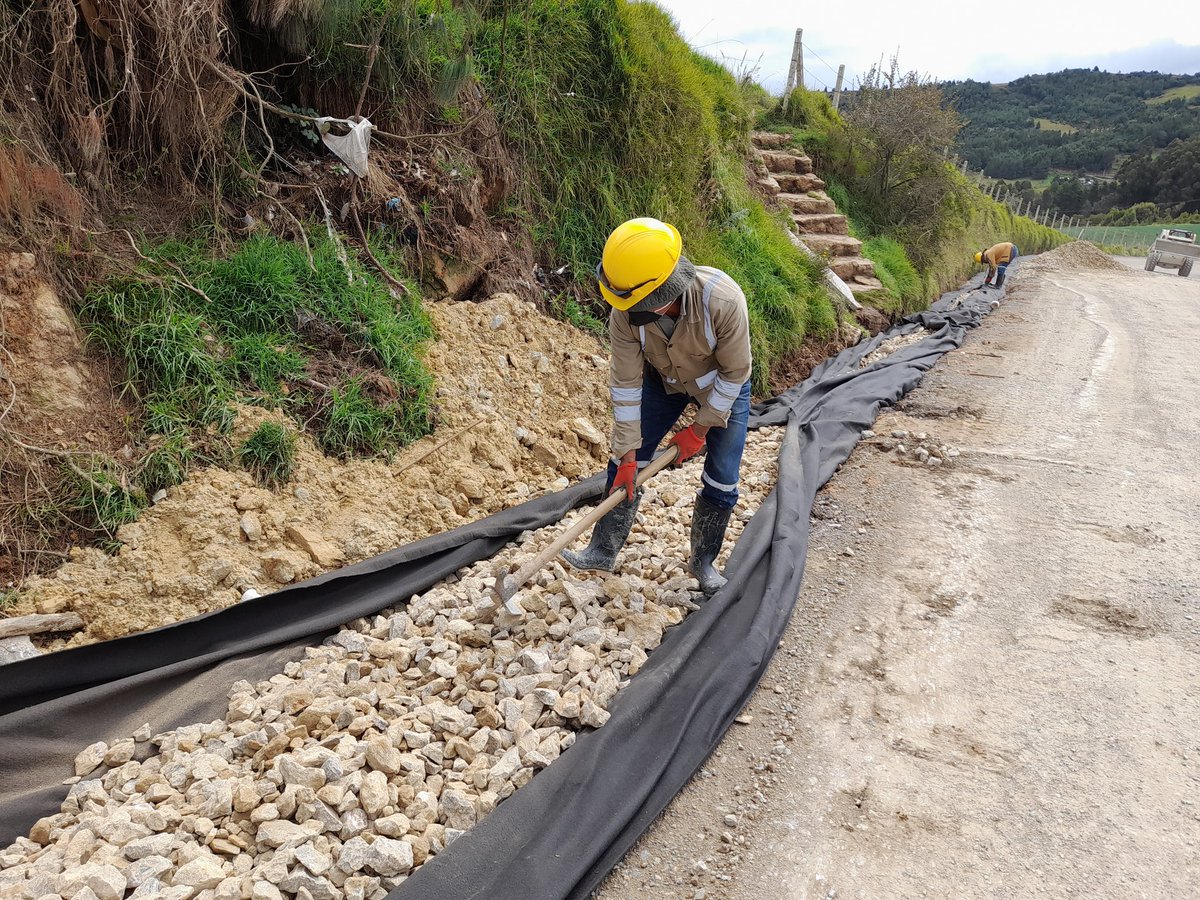 BoyparaVivirla's tweet photo. Las obras que tienen un avance del 12% de ejecución y cuentan con la supervisión @seifraboy, fueron revisadas en compañía de los alcaldes de #Cuítiva  Segundo Toca y el alcalde de #Iza, Róbinson Salamanca, el contratista e interventoría. https://t.co/kvyWZY5GFE