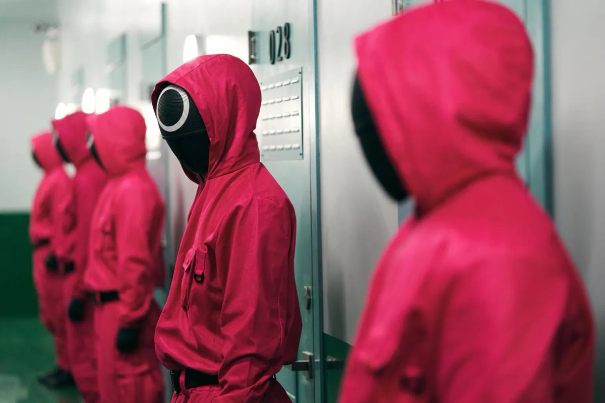 SaycheeseDGTL's tweet photo. A smuggler who sold copies of Netflix’s “Squid Game” in North Korea from China has been sentenced to death. A student who bought one of the flash drives received a life sentence, while six others who watched the movie have been sentenced to five years of hard labor. https://t.co/VSvNM3dmNE