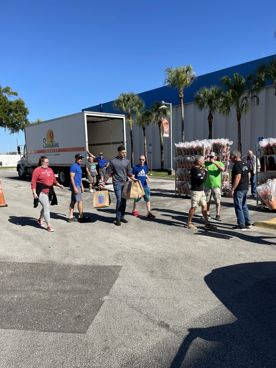 FSC_MBB's tweet photo. Happy Thanksgiving! It was great to give back to the Lakeland community. We are grateful for the staff and volunteers @VISTELakeland! This was their 25th Annual Thanksgiving Meal Delivery Drive! #Thanksgiving #LetsGoMocs #MocsNation https://t.co/eAtoyMPGL1