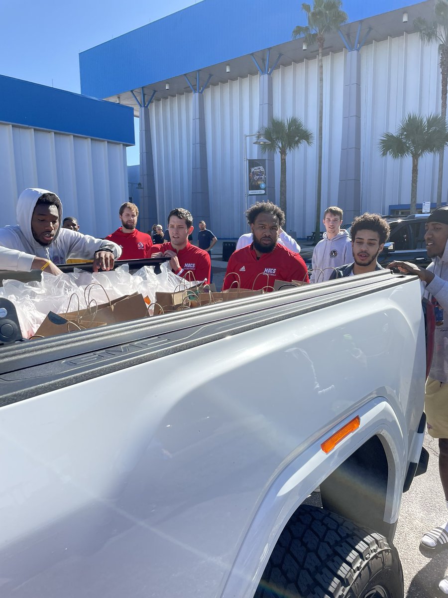 FSC_MBB's tweet photo. Happy Thanksgiving! It was great to give back to the Lakeland community. We are grateful for the staff and volunteers @VISTELakeland! This was their 25th Annual Thanksgiving Meal Delivery Drive! #Thanksgiving #LetsGoMocs #MocsNation https://t.co/eAtoyMPGL1