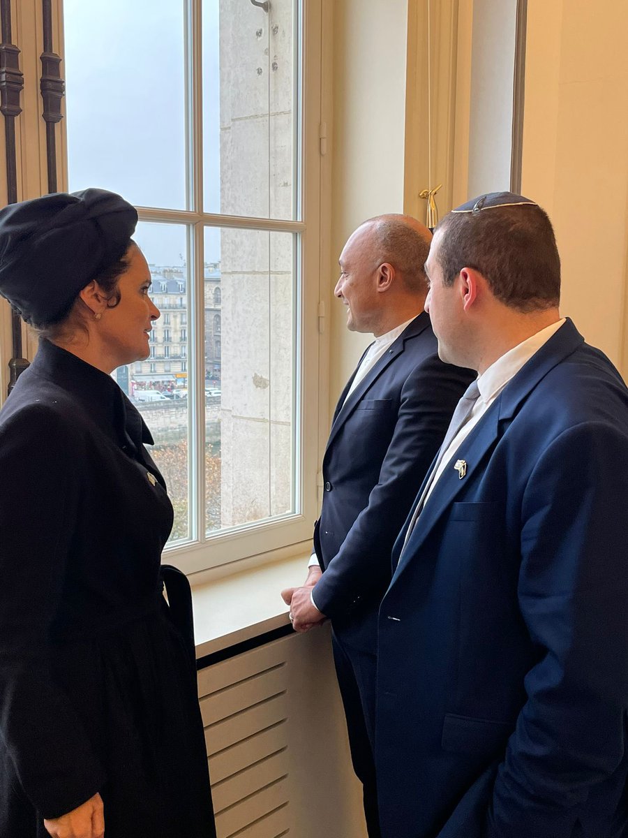 IsraelenFrance's tweet photo. Rencontre chaleureuse d’@EmilieMoatti et @YomtobKalfon, membres du groupe d’amitié France-Israël 🇫🇷🇮🇱 de la #Knesset, avec @ANgatcha9, Adjoint à la Maire de Paris @Anne_Hidalgo, en charge des relations internationales et de la francophonie, dans le cadre de leur visite à Paris. https://t.co/8KaTXxZpge
