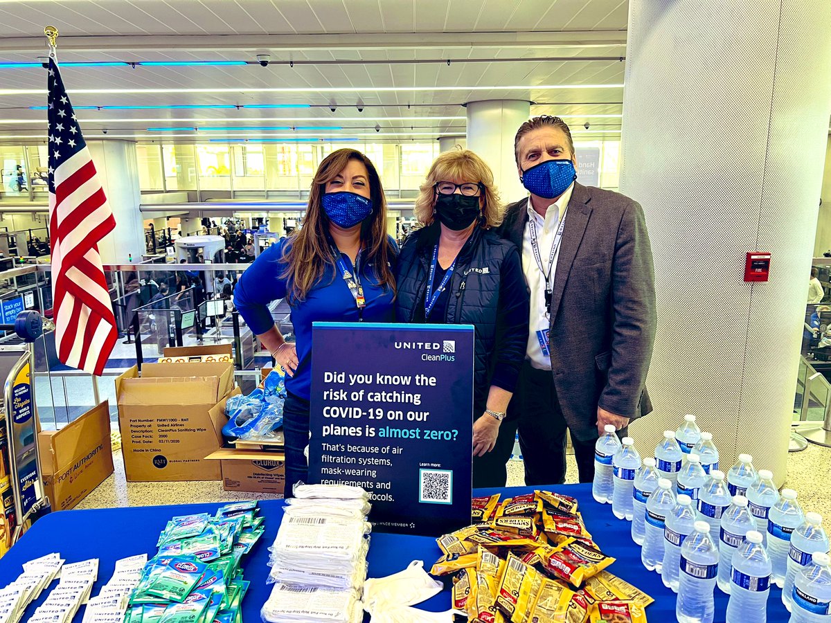 ArtemisUAL's tweet photo. Can’t think of a better way to say thank you than to celebrate with my favorite @flyLAXairport friends! Passing out goodies to our passengers and enjoying #flyerfriendly days @united #BeingUnited @mcgrath_jonna @Glennhdaniels @BehennaLinda @MikeHannaUAL @JMRoitman @Tobyatunited https://t.co/1IjGoAnPZ2
