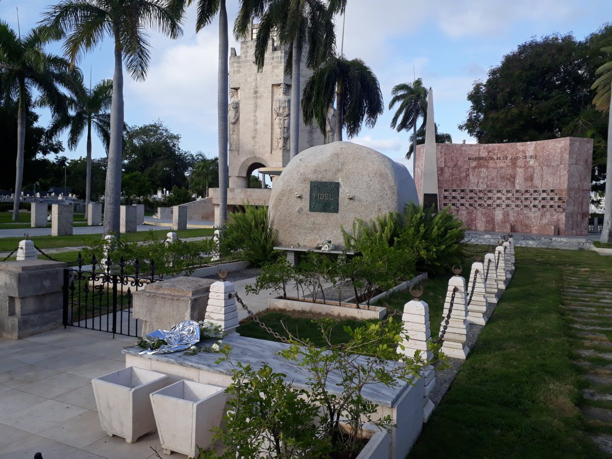 MedinaOdexa's tweet photo. Los agradecidos estamos aquí. Ni la muerte cree que se apoderó de ti.  #CubaVive por ti 
#FidelPorSiempre https://t.co/CgwxUtVAyu