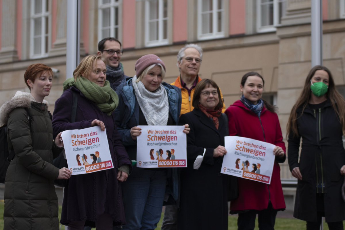 GrueneLTBB's tweet photo. Jeden dritten Tag wird in Deutschland eine Frau von ihrem (Ex-)Partner ermordet. Das dürfen wir nicht hinnehmen! #schweigenbrechen #25November https://t.co/78y4FHzFJG