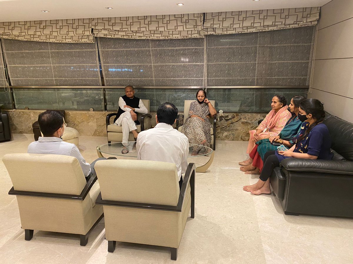 ashokgehlot51's tweet photo. स्व. श्री केके पोद्दार के मुंबई स्थित निवास पहुंचे एवं उनके परिवारजनों से मुलाकात की। स्व. श्री पोद्दार ने टैक्सटाइल उद्योग, शिक्षा एवं समाजसेवा के क्षेत्र में महत्वपूर्ण योगदान दिया, शिक्षा के क्षेत्र में उल्लेखनीय कार्य करते हुए मान-सम्मान कमाया एवं नए मानक स्थापित किए। https://t.co/nFJwamcUCN