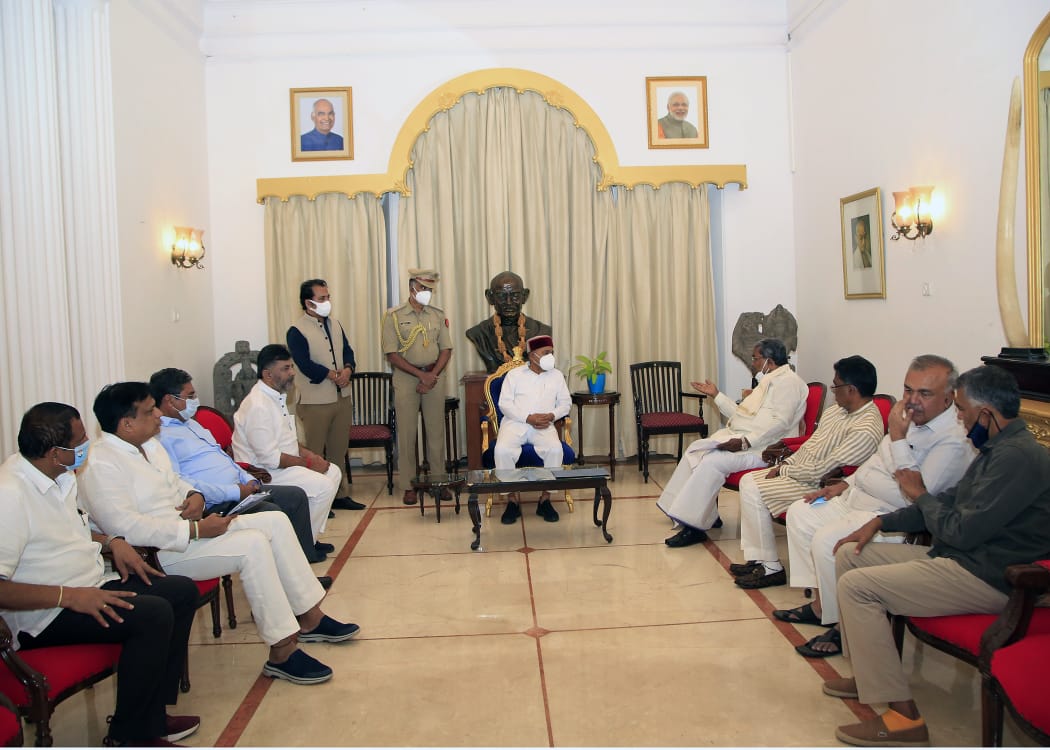 Karnataka Congress (@inckarnataka) on Twitter photo ಕೆಪಿಸಿಸಿ ಅಧ್ಯಕ್ಷರಾದ <a href="/DKShivakumar/">DK Shivakumar</a>, ವಿಪಕ್ಷ ನಾಯಕರಾದ <a href="/siddaramaiah/">Siddaramaiah</a> ಅವರ ನೇತೃತ್ವದ ನಿಯೋಗ ರಾಜ್ಯಪಾಲರನ್ನ ಭೇಟಿಮಾಡಿ,
ರಾಜ್ಯದಲ್ಲಿ ಭ್ರಷ್ಟಾಚಾರ ತಾಂಡವವಾಡುತ್ತಿದ್ದು ಗುತ್ತಿಗೆದಾರರ ಸಂಘದ ಅಧ್ಯಕ್ಷರ ಪತ್ರದಿಂದ ಇದು ಸಾಬೀತಾಗಿದೆ,
ಈ 40% ಕಮಿಷನ್ ಸರ್ಕಾರವನ್ನ ಸಂವಿಧಾನದ 365ನೇ ವಿಧಿಯ ಅನ್ವಯ ವಜಾಗೊಳಿಸುವಂತೆ ದೂರು ನೀಡಲಾಯಿತು. ಕೆಪಿಸಿಸಿ ಅಧ್ಯಕ್ಷರಾದ <a href="/DKShivakumar/">DK Shivakumar</a>, ವಿಪಕ್ಷ ನಾಯಕರಾದ <a href="/siddaramaiah/">Siddaramaiah</a> ಅವರ ನೇತೃತ್ವದ ನಿಯೋಗ ರಾಜ್ಯಪಾಲರನ್ನ ಭೇಟಿಮಾಡಿ,
ರಾಜ್ಯದಲ್ಲಿ ಭ್ರಷ್ಟಾಚಾರ ತಾಂಡವವಾಡುತ್ತಿದ್ದು ಗುತ್ತಿಗೆದಾರರ ಸಂಘದ ಅಧ್ಯಕ್ಷರ ಪತ್ರದಿಂದ ಇದು ಸಾಬೀತಾಗಿದೆ,
ಈ 40% ಕಮಿಷನ್ ಸರ್ಕಾರವನ್ನ ಸಂವಿಧಾನದ 365ನೇ ವಿಧಿಯ ಅನ್ವಯ ವಜಾಗೊಳಿಸುವಂತೆ ದೂರು ನೀಡಲಾಯಿತು.