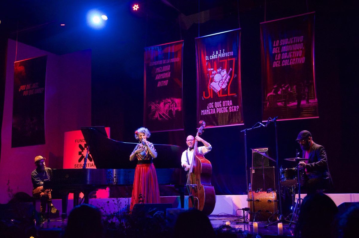 contrajazzymas's tweet photo. #Estreno del “Jazz, El Caos Perfecto” #espectáculo presentado por @jazz_mx y @redexplorermx que muestra, a partir de este #género, la manera en la que se improvisa en la #música y en la #vida. Con @iraidanoriega, @SantellaNicolas
@ICupich y @gabopuentesjazz #jazz #music #cdmx https://t.co/P2JQf5irNK