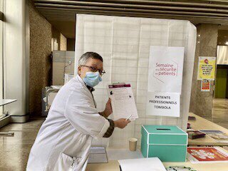 hopitalbichat's tweet photo. #SSP2021 | Semaine de la sécurité des patients à l’@hopitalbichat @APHP : vous avez été une cinquantaine à venir relever le défi de la chambre des erreurs et essayer la « boîte à coucou » 👋🏻 pour vérifier l’efficacité de votre lavage des mains. Merci pour votre participation ! 👏🏻 https://t.co/h9bqwZhjTw