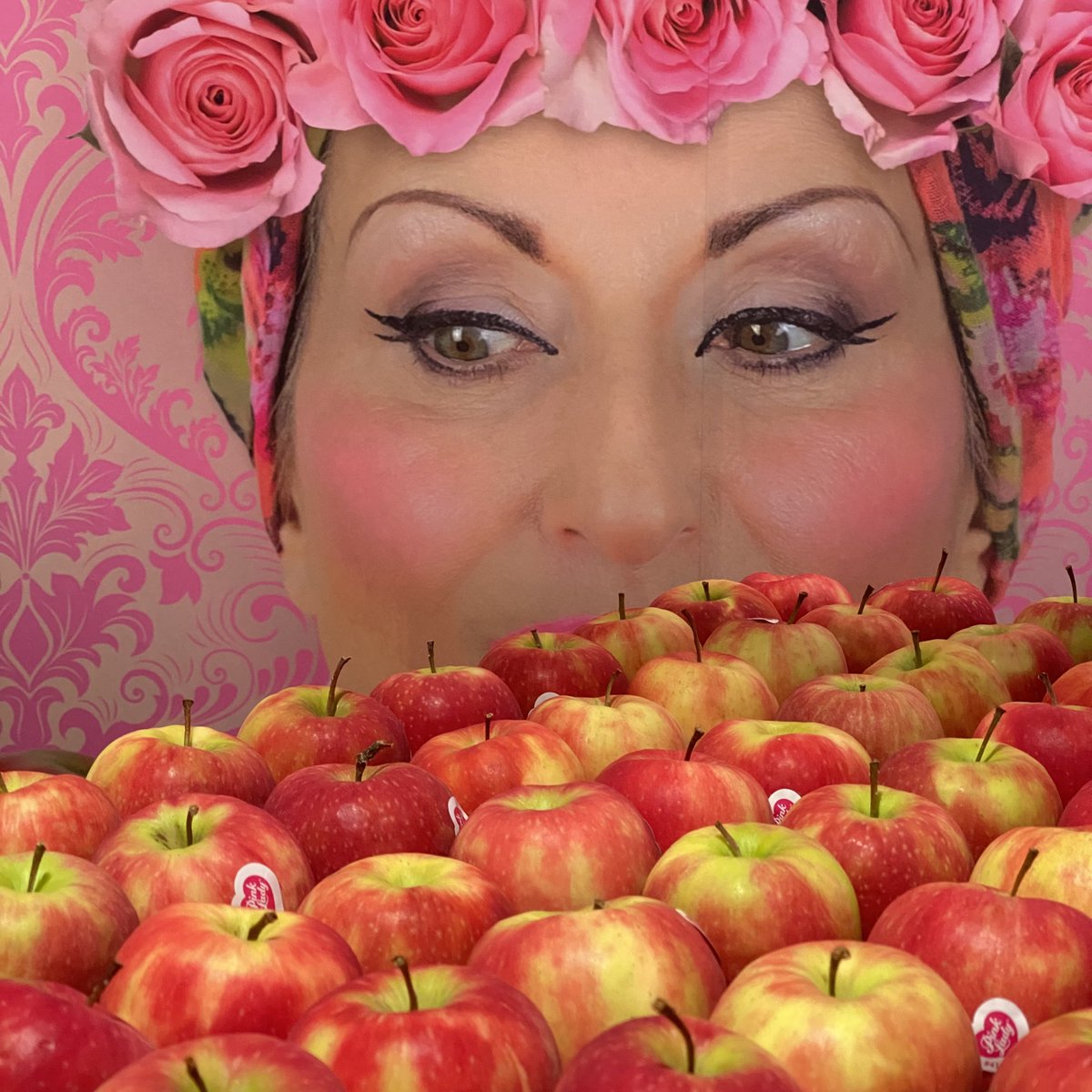 scirebroc's tweet photo. Just arrived home from @The_RPS in Bristol and still can't lose the smell of fresh @pinkladyappleuk apples! The building is full of apples to promote the @FoodPhotoAward Pink Lady Food Photographer of the Year Exhibition. #foodphotography #pinkladyapples (Photo: Simon Hill) https://t.co/4qtfWp0oM2