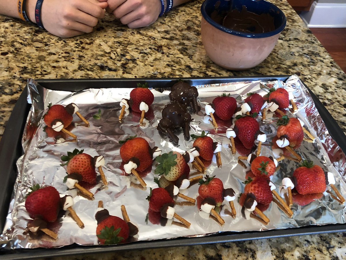 DarylChandler's tweet image. The culinary boys put together their chocolate covered strawberry turkeys!