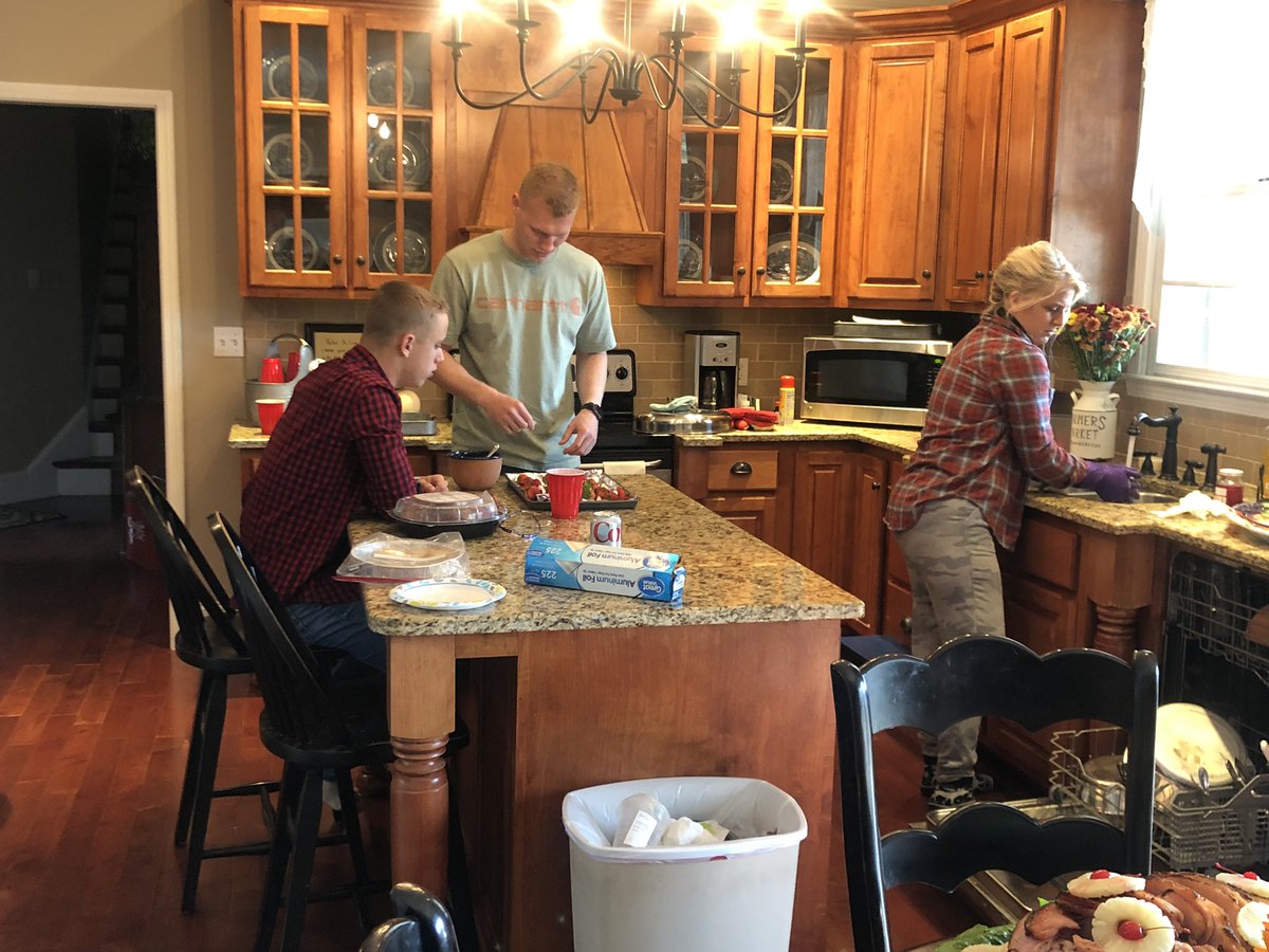 DarylChandler's tweet image. The culinary boys put together their chocolate covered strawberry turkeys!