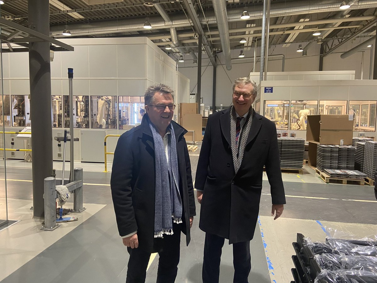 BotschafterDK's tweet photo. Kurz hinter der 🇩🇪-🇩🇰 Grenze haben die Unternehmen @eccoshoes (👟🌱) und #LINAK (↕️🖥️) ihren Hauptsitz. Heute habe ich beide besucht, um über Potenziale auf dem deutschen Markt zu sprechen: nachhaltige Produktion, #DigitalSales, Lösungen f. #NewWork & #HomeOffice! #dkbiz #dkgreen https://t.co/wzzZNXIdhM
