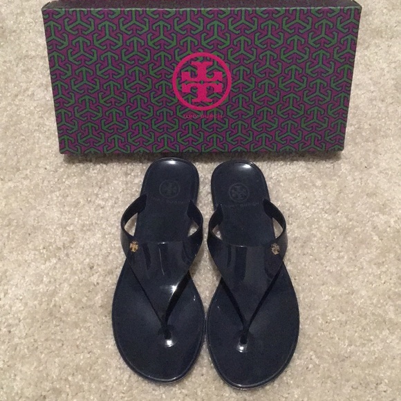 SarahLouisas's tweet photo. So good I had to share! Check out all the items I'm loving on @Poshmarkapp #poshmark #fashion #style #shopmycloset #toryburch #lillypulitzer #lularoe: https://t.co/VPKLED57uV https://t.co/5MxOwbOZee