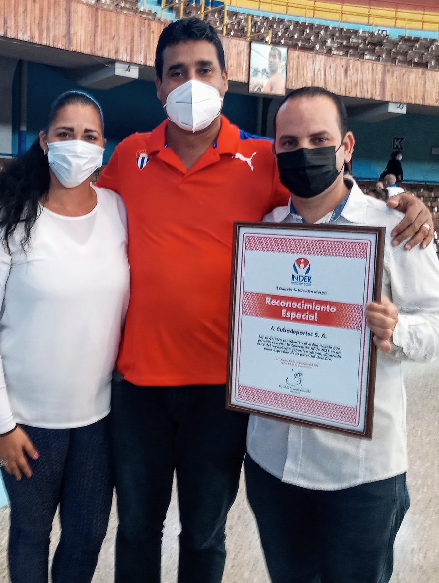 ACubadeportes's tweet photo. 📌Merecido reconocimiendo le entrega el @InderCuba @RaulFornes a @ACubadeportes por su participación activa en #afide2021 .
👉Participan representantes de la Sociedad Mercantil Vicepresidente Edy Carrazana. @ecarrazanagarc1 y Gerente de Marketing @anisley_rivero. https://t.co/6KzDCDvN2v