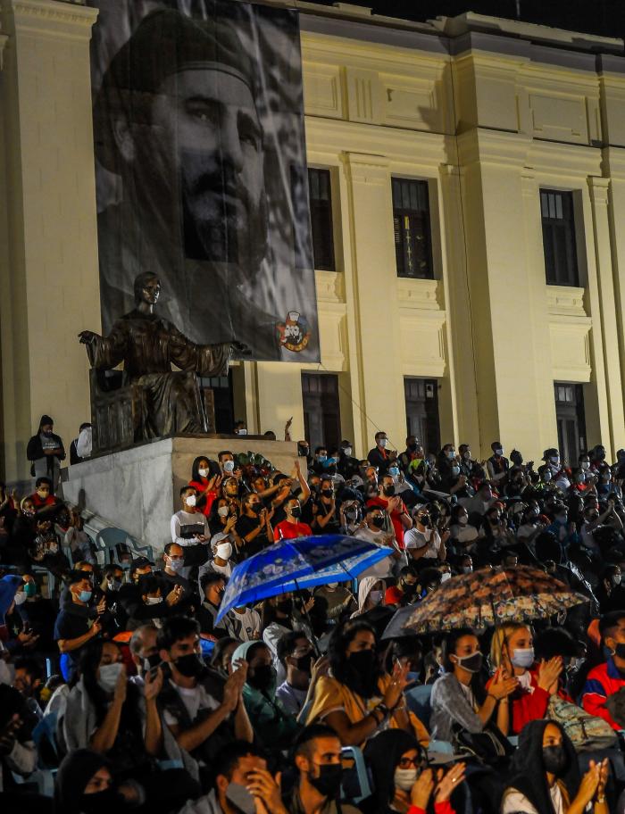 No muere quien siembra luz y futuro. Presidió el Primer Secretario del Partido Comunista y Presidente de la República, Miguel Díaz-Canel Bermúdez, la emotiva gala homenaje por el aniversario quinto de la partida física del Comandante en Jefe.#FidelVivePorSiempre
  #CubaVive.