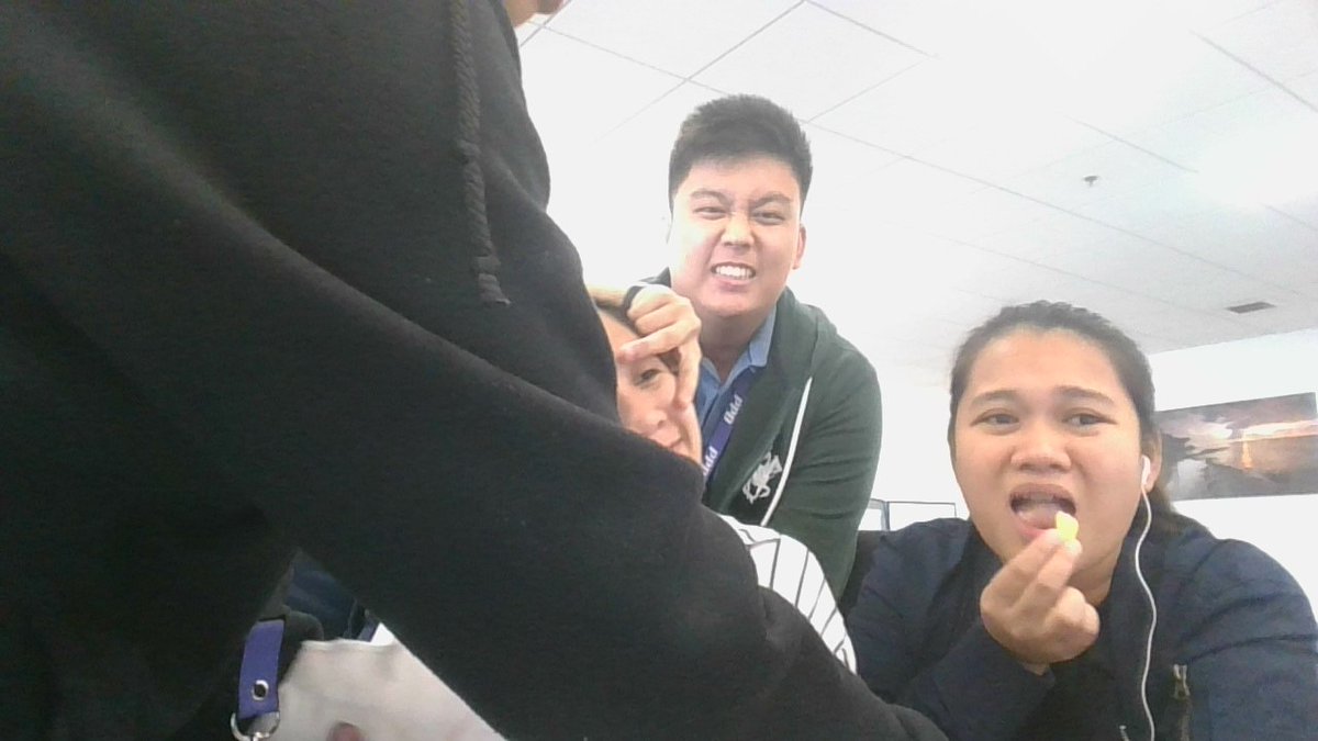 danicesendin's tweet photo. random laptop pics.... hahahaha! kakamiss naman sa office na. ang payat ko paa.....😭😭 https://t.co/0NdL5Pe1W3
