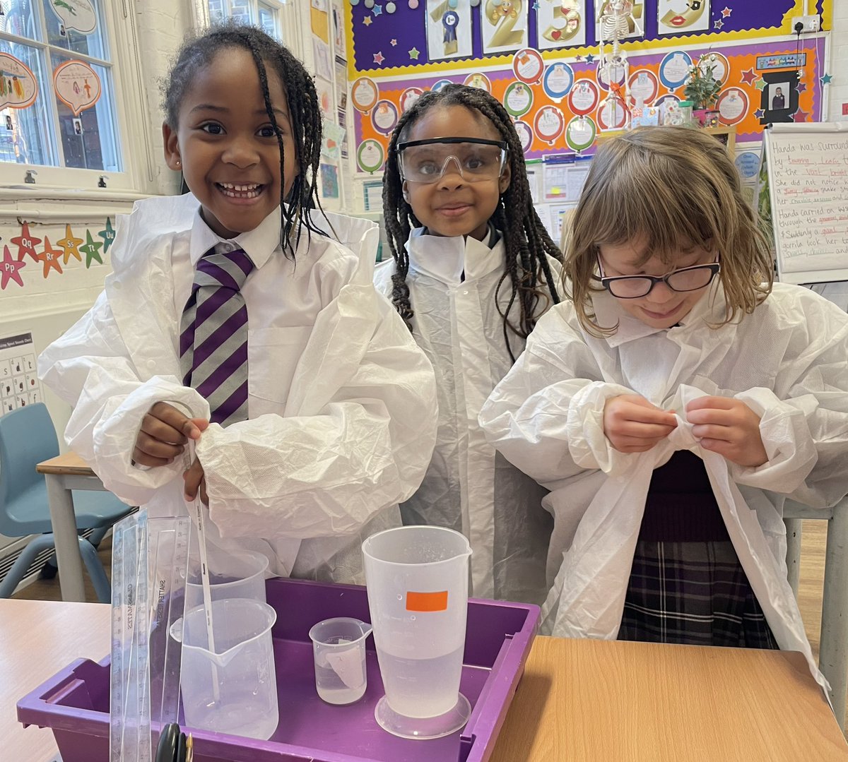 HPA_Philip_Lane's tweet image. Lab coats on, our intrepid scientists have been busy at work this week! Who knows what they’ll discover?!
#HPAPLScience