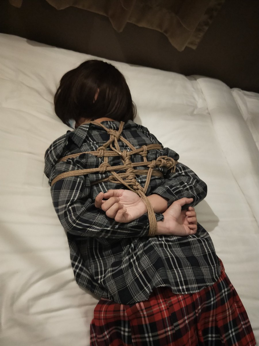 Emilie_Sub's tweet photo. Tied by @sleepyjack130 part 1

#着衣緊縛 #拘束　#束缚　＃縛り　#ropebunny  #男の娘　＃女装　＃cd #shibari #伪娘 #男の娘 https://t.co/7mWShr3MWW