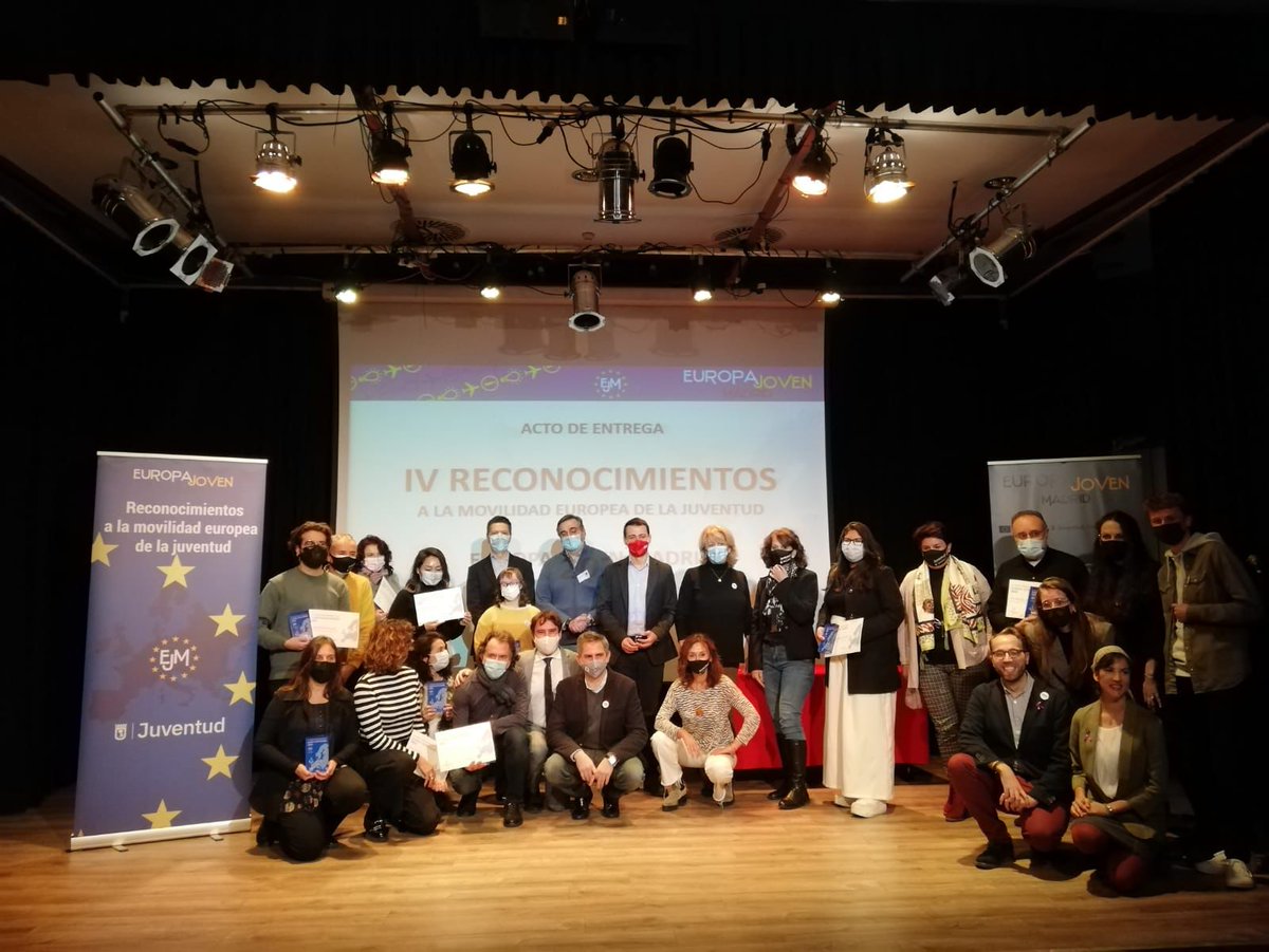 Todo un honor entregar los #ReconocimientosEJM2021 a los mejores proyectos sobre Europa y Juventud, tanto a entidades como a jóvenes inspiradores.

Una gran iniciativa de <a href="/EuropaJoven/">Europa Joven Madrid</a> y <a href="/MadridJuventud/">Madrid Juventud</a>, en colaboración con la Unión Europea. ¡Enhorabuena!