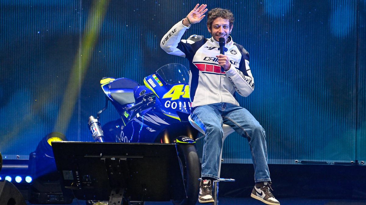 .<a href="/ValeYellow46/">Valentino Rossi</a> greeted motor enthusiasts at the MotoLive Arena of #EICMA today during the special #OneMoreLap event. The Doctor went down memory lane, discussing the crucial moments of his legendary career and sharing some anecdotes about his 16 years with #Yamaha 💛

#ForeVR46