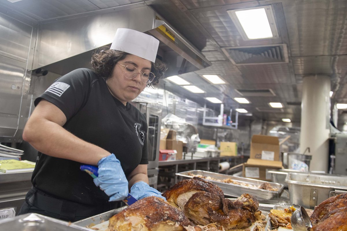 USPacificFleet's tweet photo. In port and underway, today and every day, we're grateful to those standing the watch and all who support them. Thank you and Happy #Thanksgiving! #LCS18 #CVN70 #LHA6 #AS39 https://t.co/jh4PoTlBzm