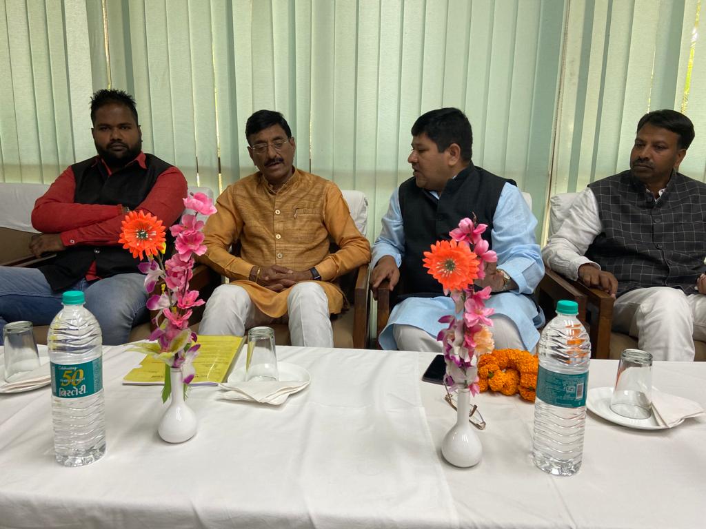 ManojKrSahu2's tweet photo. रातू प्रखंड अंतर्गत गुड ढबले उरांव158 जयंती पर वंशजों को अंग वस्त्र से स्वागत करते हुए https://t.co/7CV0W6H2vQ