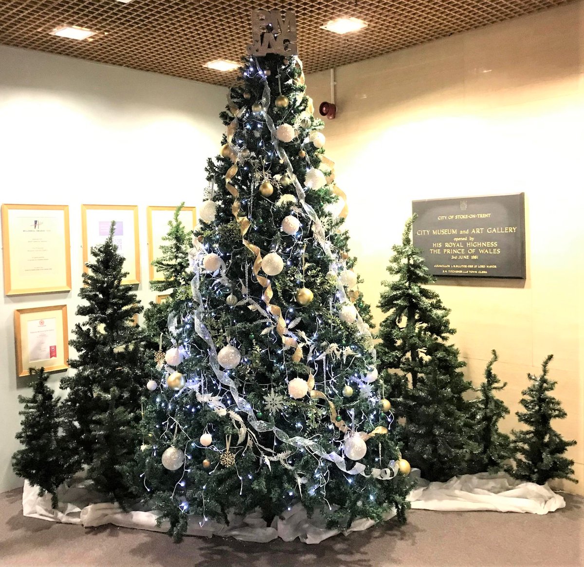 PotteriesMuseum's tweet photo. Christmas Tree’s up duck! 😊🎄🎄🎄🎄
@Potteriesmuseum #StokeIsOnTheUp #PoweringUpStoke @SOTCityCouncil @VisitStoke #MyStokeStory #SeeTheDifference #BackToMuseums #Stokecation #stokiechristmas #christmasinstoke #potterieschristmas #FamilyFriendlyMuseum #KidsInMuseums https://t.co/v53KGaRFJG