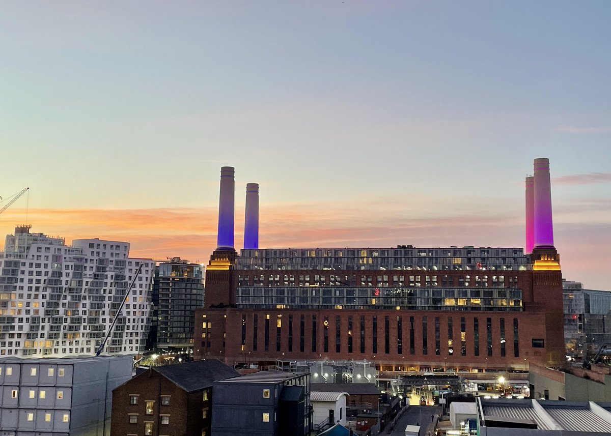 RiverlightW's tweet photo. Pretty colours on @BatterseaPwrStn’s chimneys this evening 💜💕 https://t.co/9CbZzOaEyT