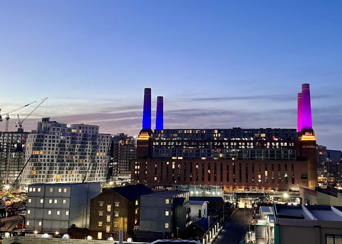 RiverlightW's tweet photo. Pretty colours on @BatterseaPwrStn’s chimneys this evening 💜💕 https://t.co/9CbZzOaEyT