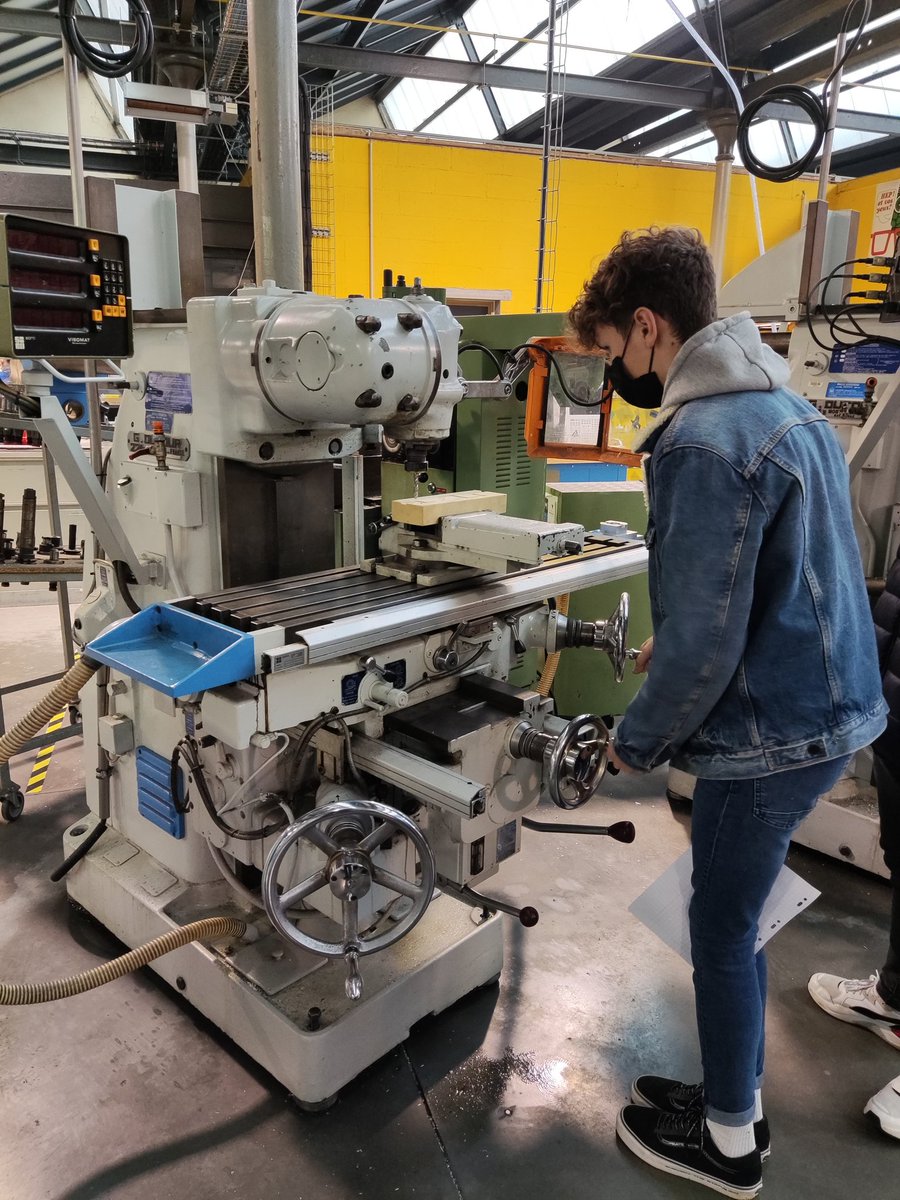 LyceePEM's tweet photo. 🔩 Les élèves de 3ème prépa-métiers en découverte des métiers de l'industrie à l'UIMM @PformationCVDL 
⚙️ Fraisage, 🗜️ chaudronnerie, 👾 imprimante 3D, ... https://t.co/RHrXobSMrE