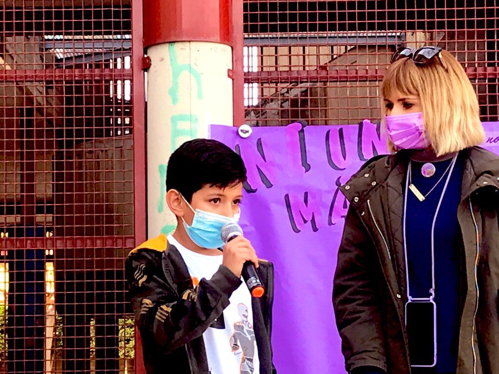 RosalesColegio's tweet photo. El #25NLibresySeguras no es un día para celebrar, pero si para concienciar y coger impulso uniendo fuerzas. 
No hay mejor arma contra la #ViolenciaDeGenero que la prevención a través de la educación, y hoy lo hemos demostrado con creces 🔛 #NiUnaMas https://t.co/W55hi6sn7q